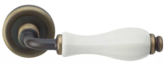 Klamka Erica na okraglym szyldzie - wykonczenie BM